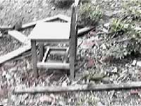 地面にある小さな椅子